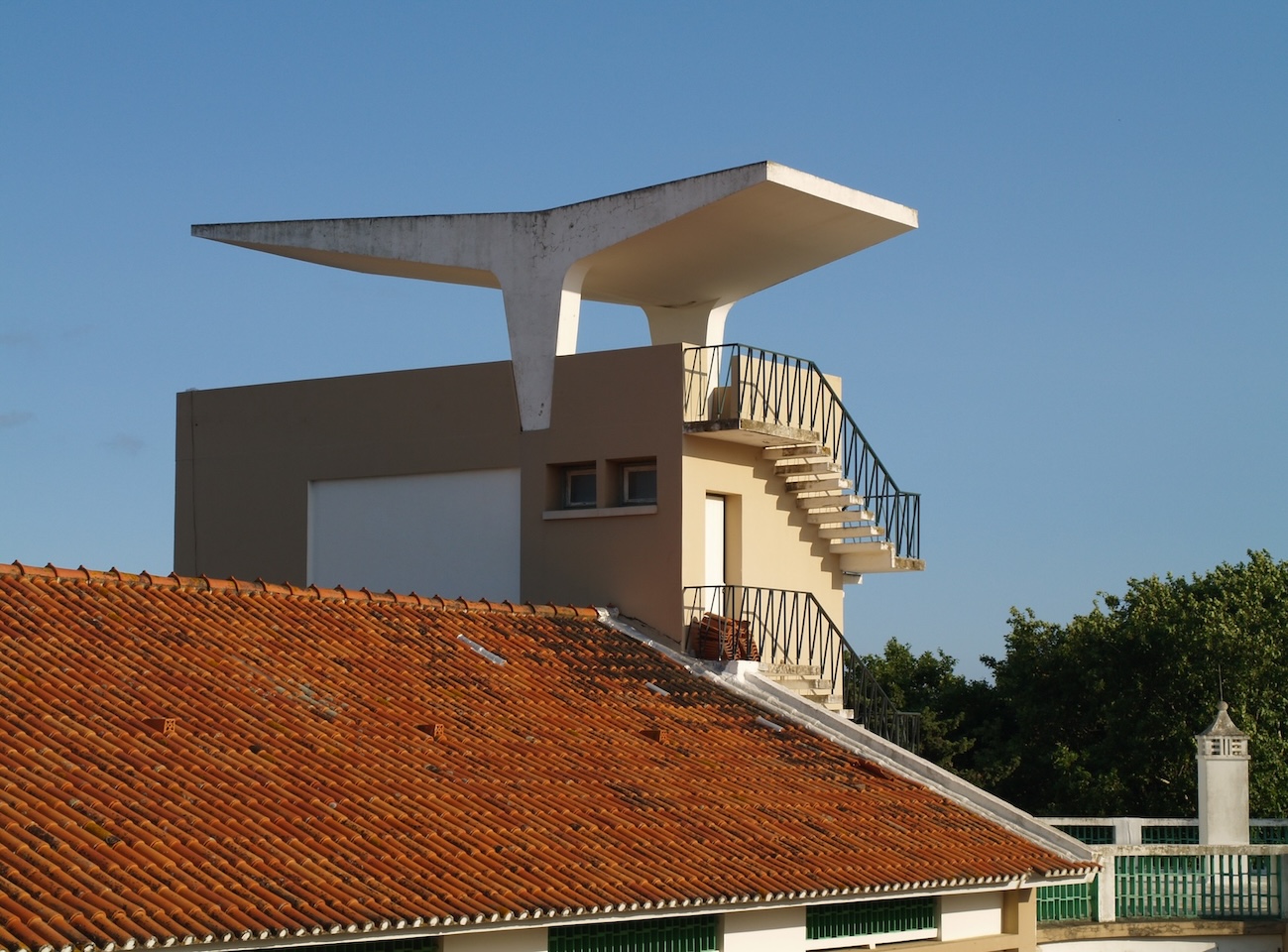 Arquitetura de Necessidade: Equipamento Comunitário em Portugal 1945-1985